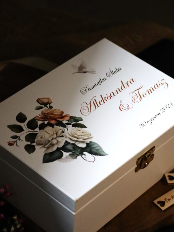 Biała szkatułka ślubna z przegródkami