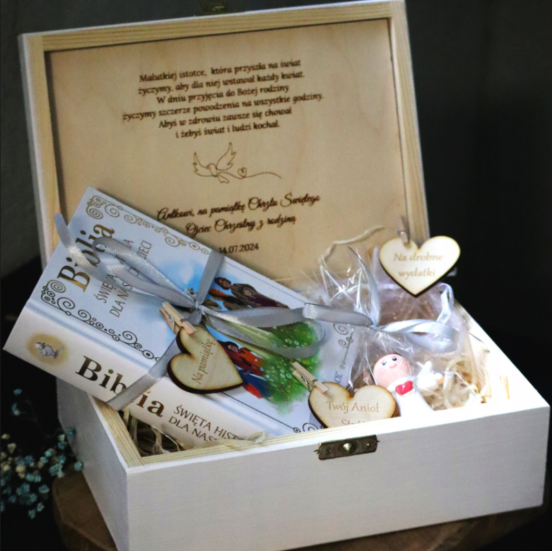 Białe pudełko z Biblią na Chrzest Święty