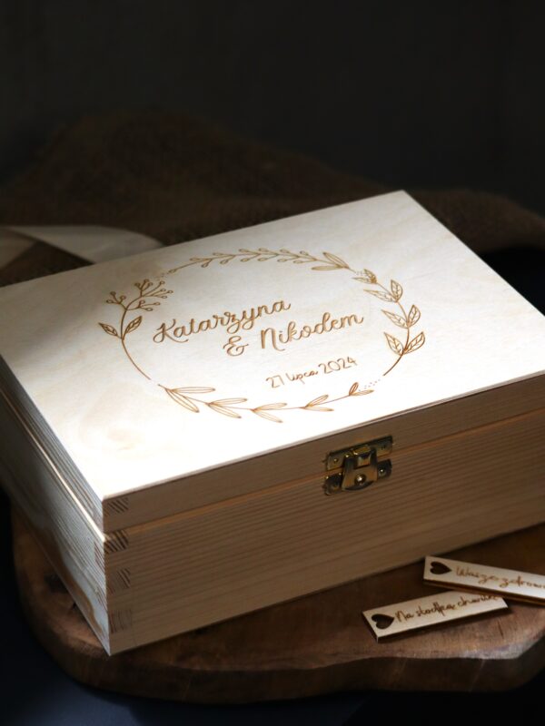 Grawerowana szkatułka ślubna z przegródkami