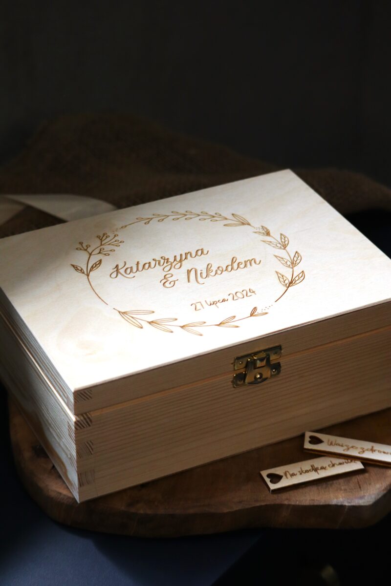 Grawerowana szkatułka ślubna z przegródkami