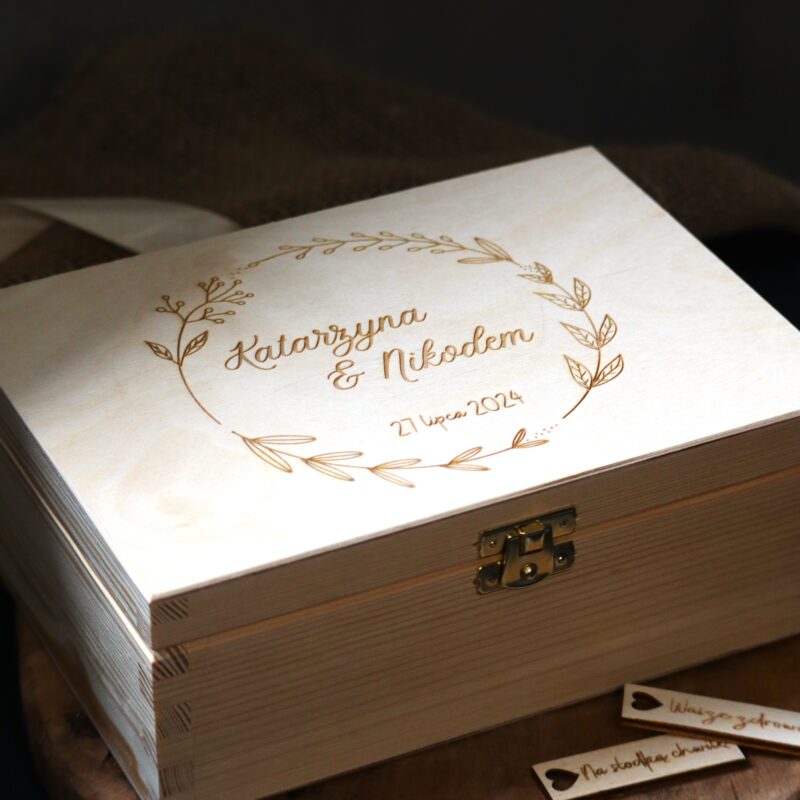 Grawerowana szkatułka ślubna z przegródkami