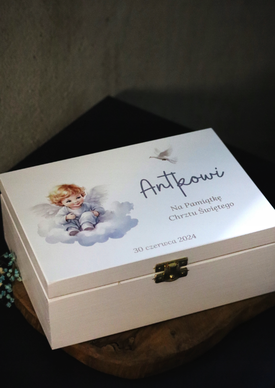 Białe pudełko z Biblią na Chrzest Święty