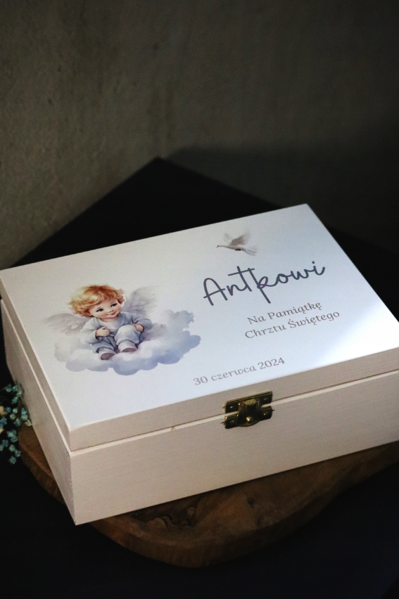 Białe pudełko z Biblią na Chrzest Święty