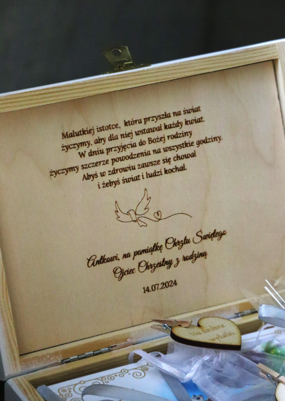 Białe pudełko z Biblią na Chrzest Święty