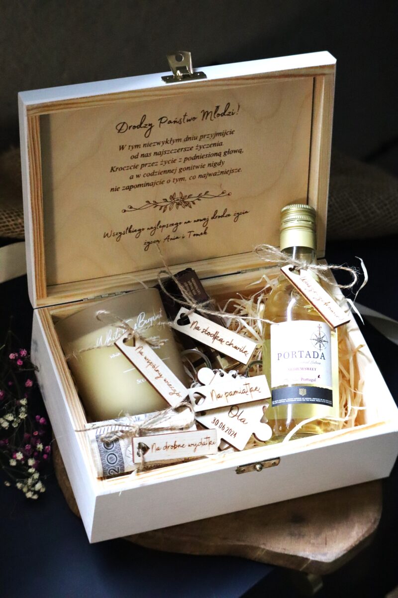 Biała szkatułka ślubna bez przegródek