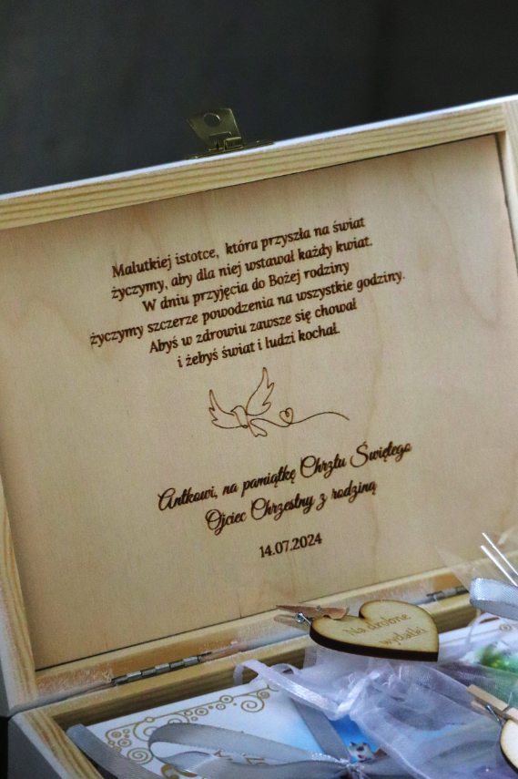 Białe pudełko z Biblią na Chrzest Święty