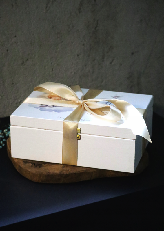 Białe pudełko z Biblią na Chrzest Święty