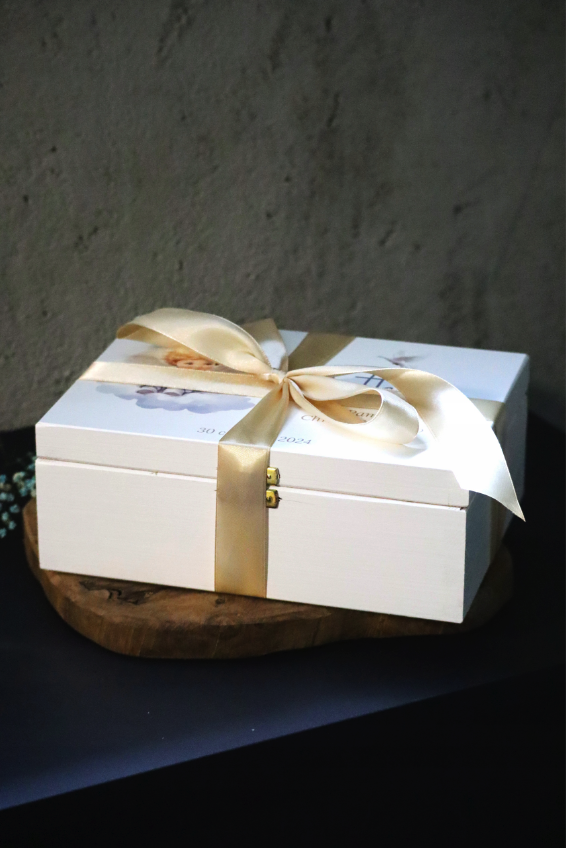 Białe pudełko z Biblią na Chrzest Święty