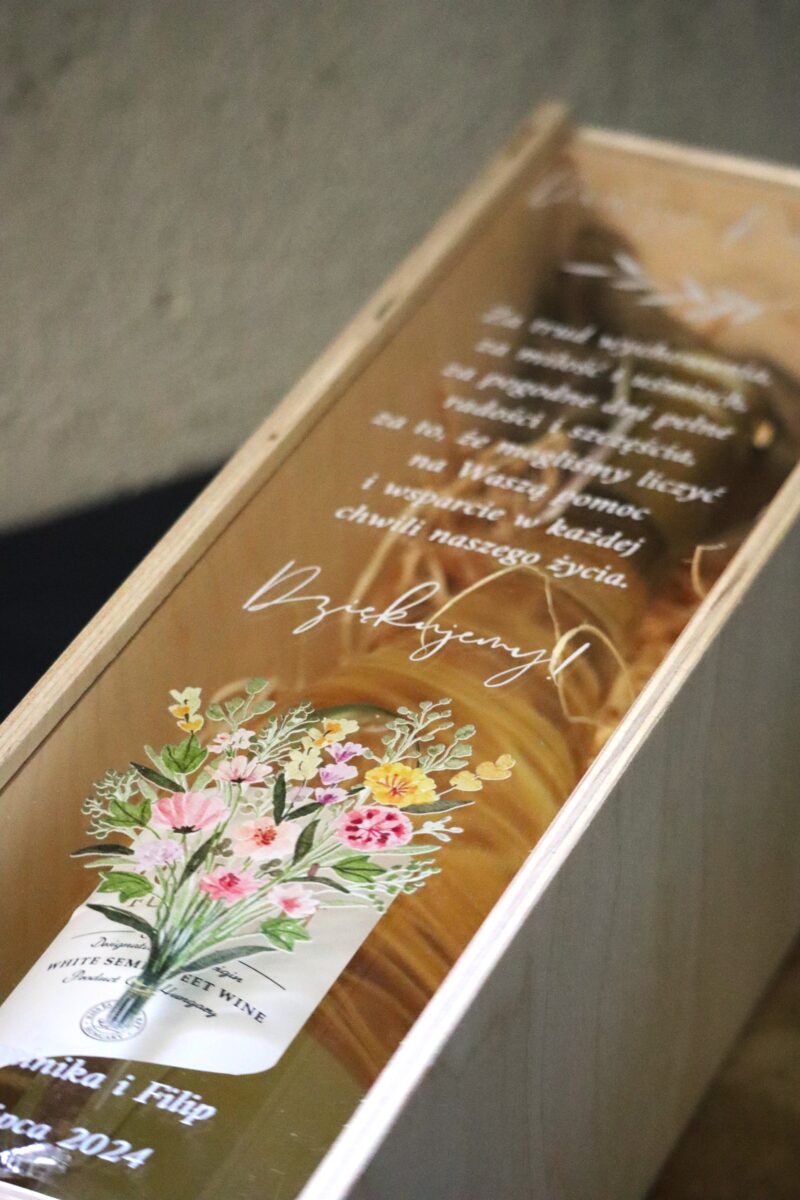 Podziękowania na wesele w formie skrzynki na wino