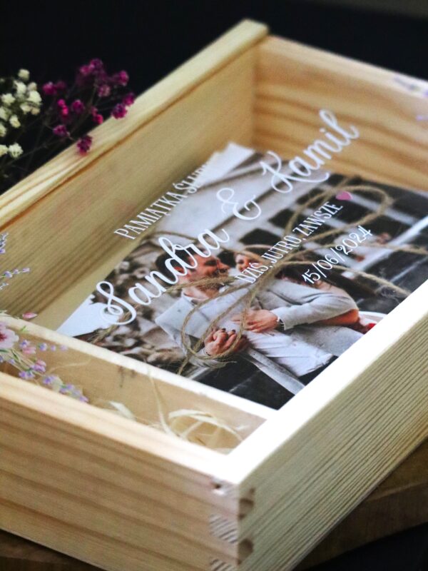 Drewniane pudełko na zdjęcia ślubne
