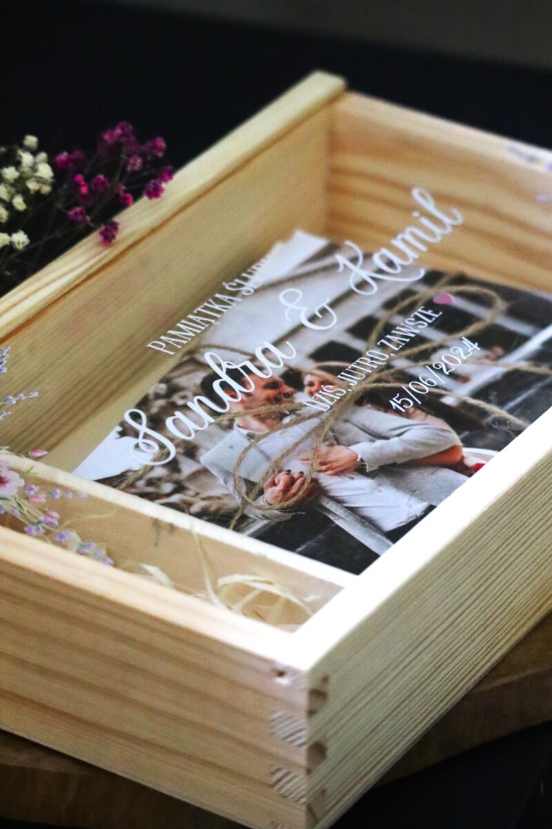 Drewniane pudełko na zdjęcia ślubne