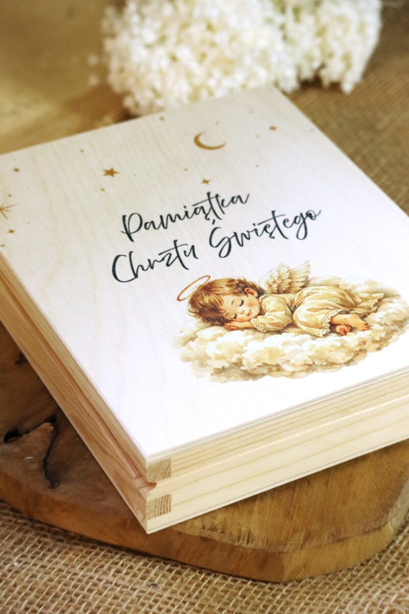 Pudełko z Biblią i woreczkiem na Chrzest Święty