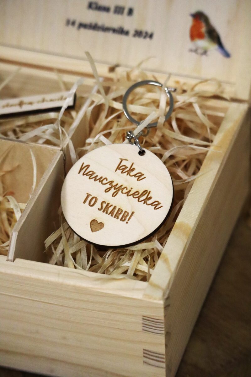 Breloczek do kluczy z grawerem dla nauczyciela