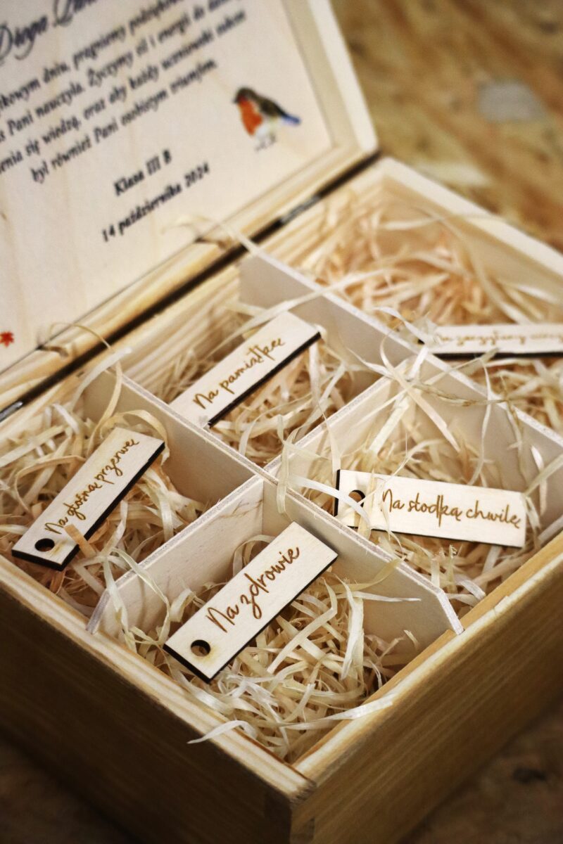 Bejcowana szkatułka z przegródkami dla nauczyciela