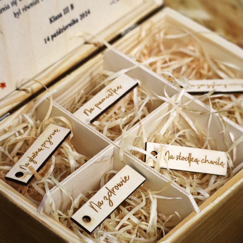 Bejcowana szkatułka z przegródkami dla nauczyciela