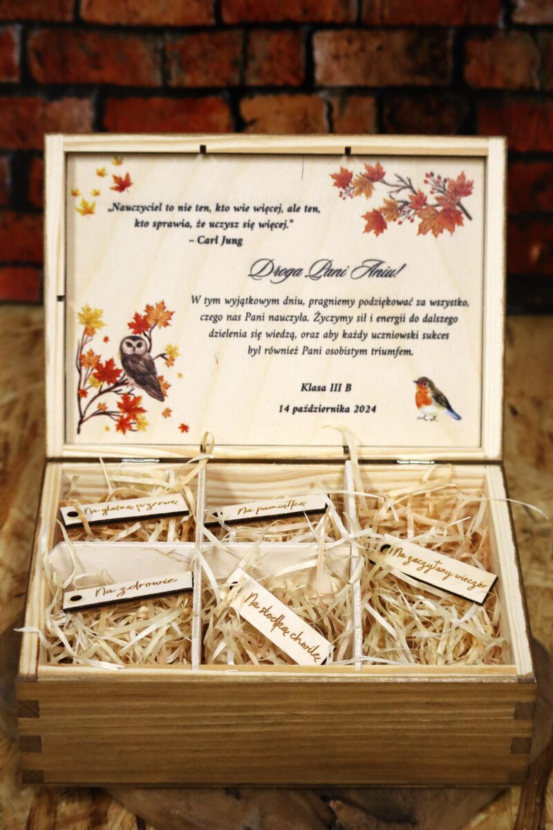 Bejcowana szkatułka z przegródkami dla nauczyciela