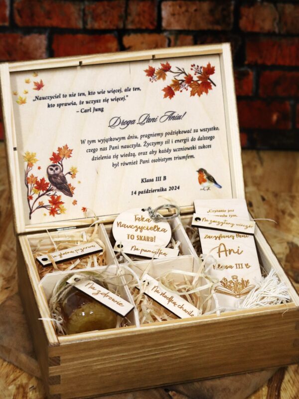 Bejcowana szkatułka z przegródkami dla nauczyciela