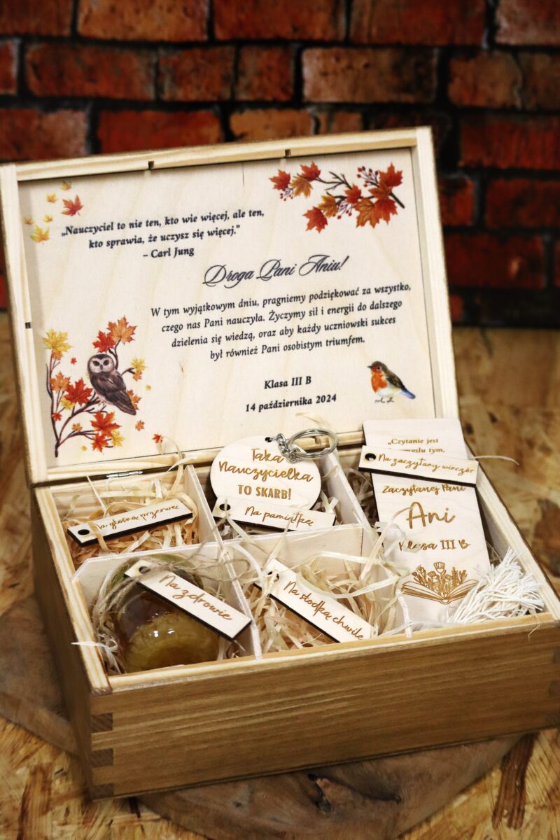 Bejcowana szkatułka z przegródkami dla nauczyciela