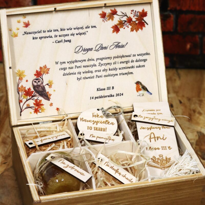 Bejcowana szkatułka z przegródkami dla nauczyciela