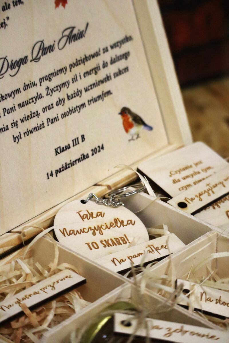 Bejcowana szkatułka z przegródkami dla nauczyciela