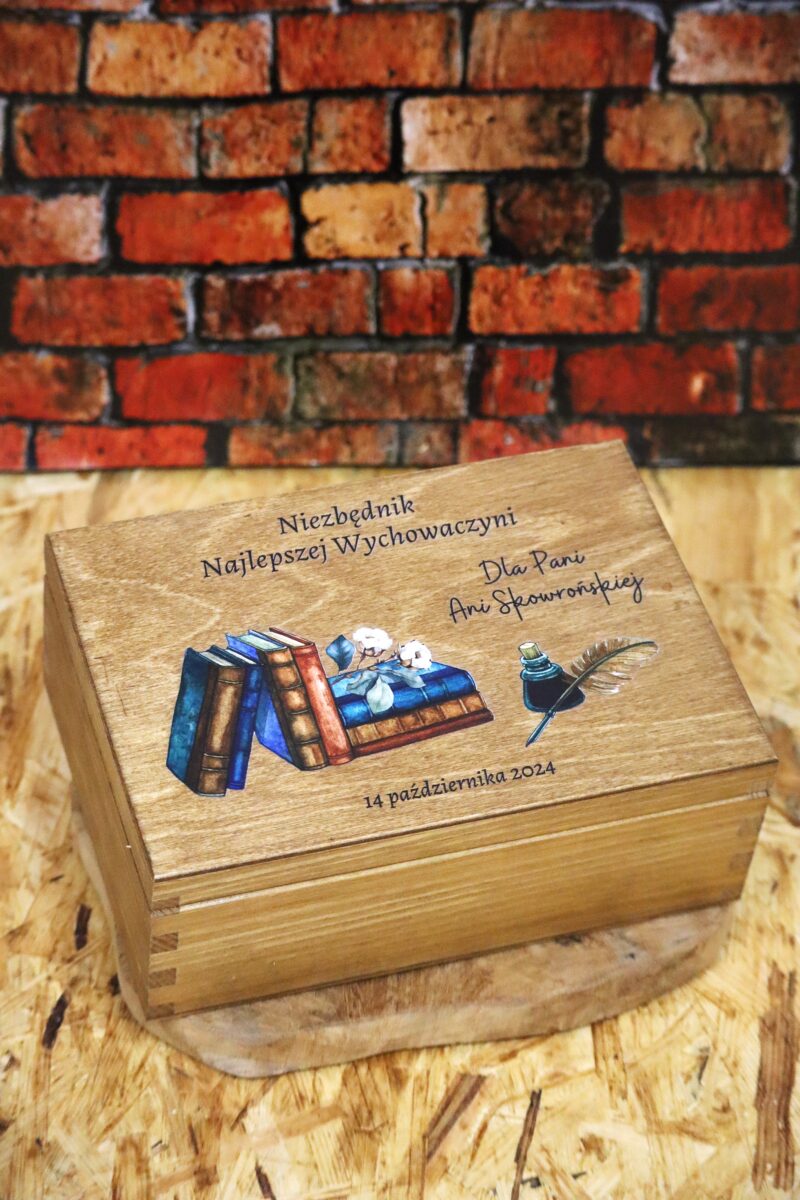 Bejcowana szkatułka z przegródkami dla nauczyciela