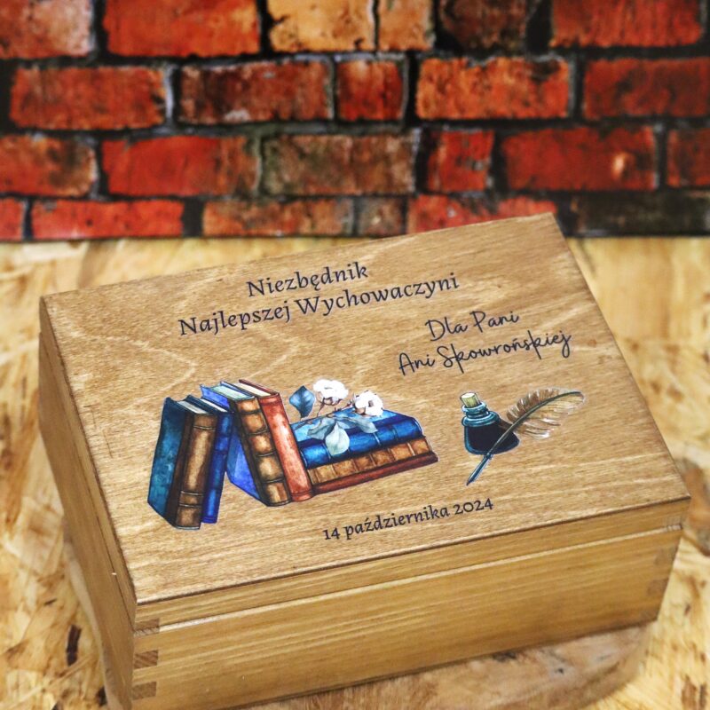 Bejcowana szkatułka z przegródkami dla nauczyciela