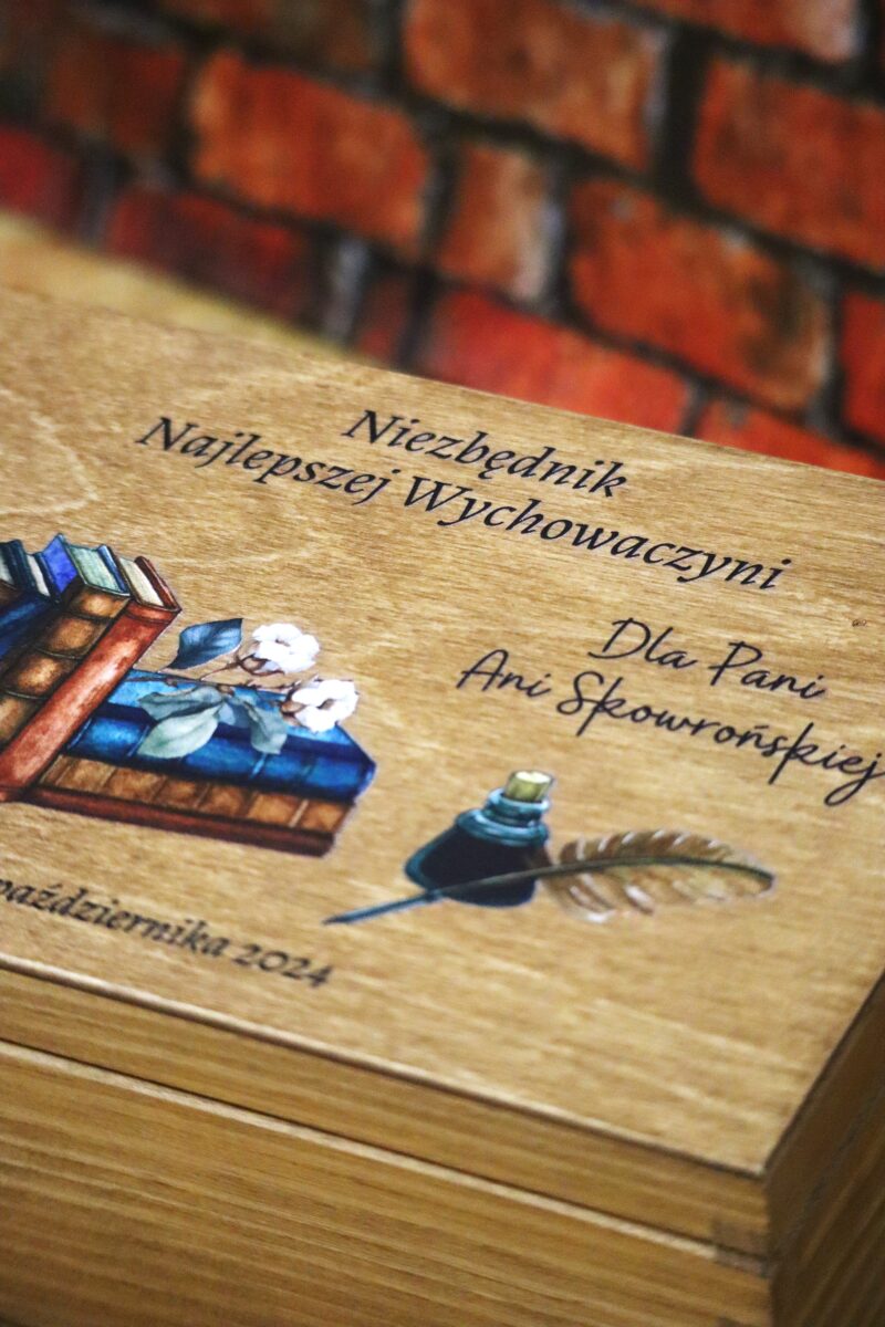 Bejcowana szkatułka z przegródkami dla nauczyciela