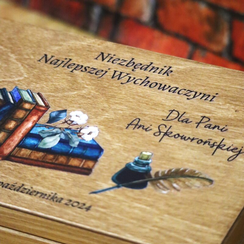 Bejcowana szkatułka z przegródkami dla nauczyciela