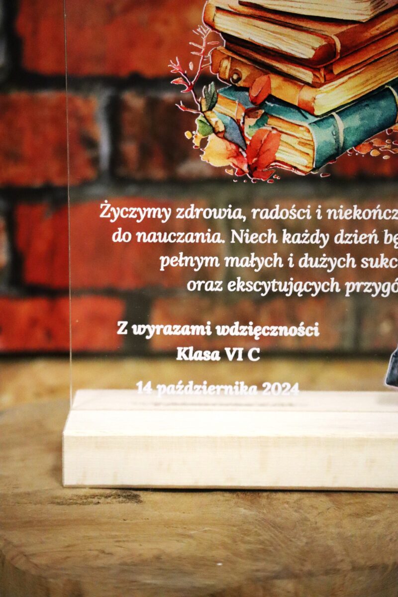 Statuetka z życzeniami dla nauczyciela