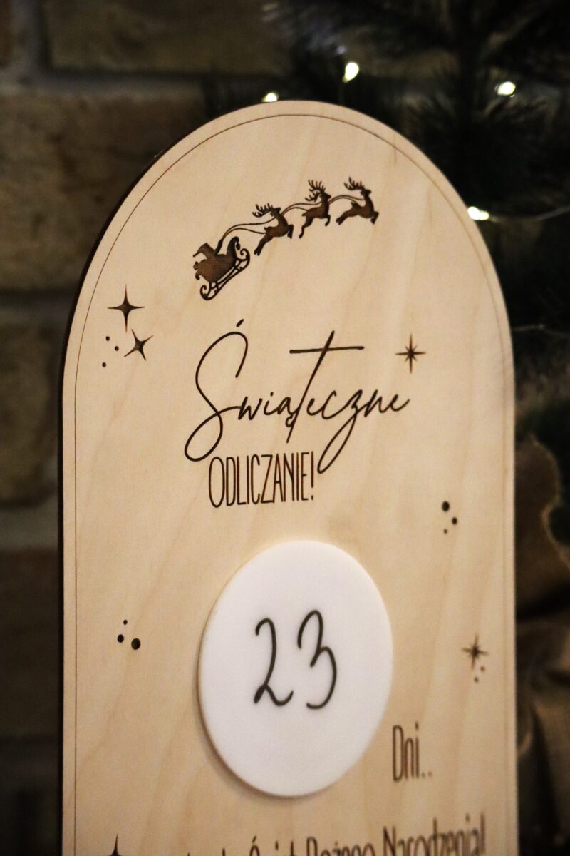 Kalendarz adwentowy na podstawce w zestawie z markerem