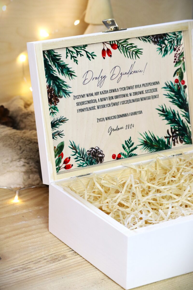 Białe pudełko świąteczne z życzeniami