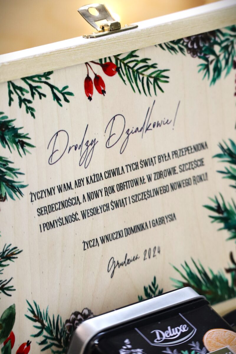 Białe pudełko świąteczne z życzeniami