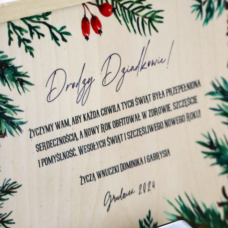 Białe pudełko świąteczne z życzeniami