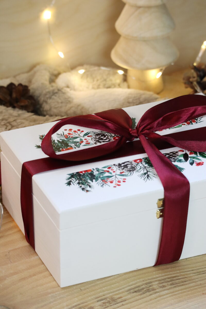 Białe pudełko świąteczne z życzeniami