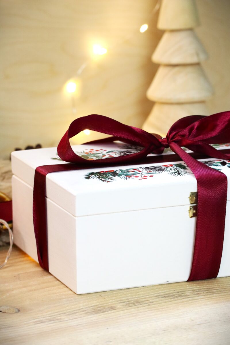 Białe pudełko świąteczne z życzeniami