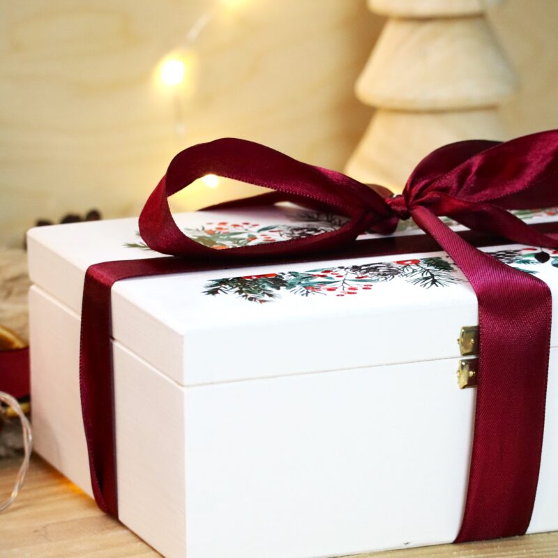 Białe pudełko świąteczne z życzeniami