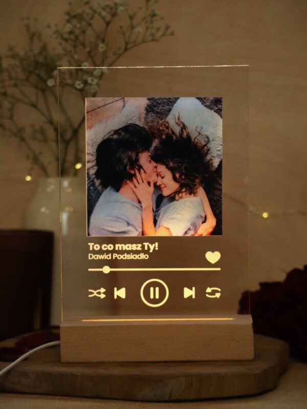 Podstawka LED ze zdjęciem i tytułem piosenki Spotify