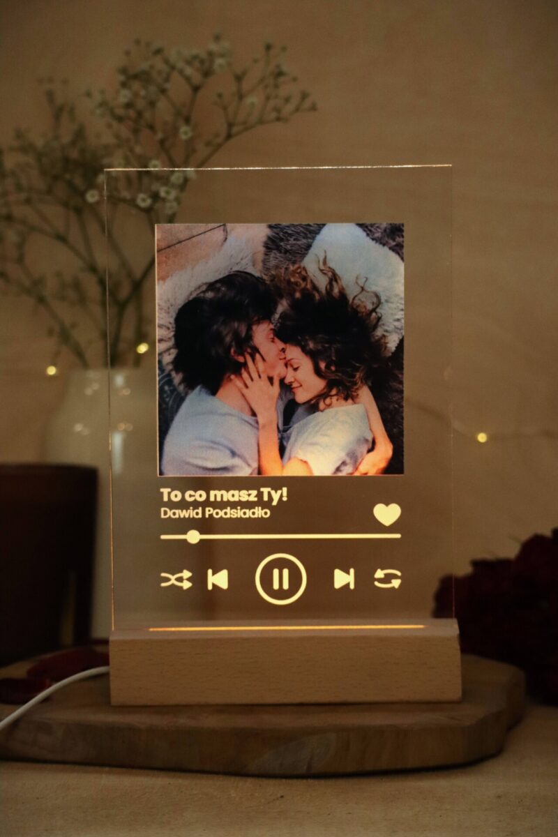 Podstawka LED ze zdjęciem i tytułem piosenki Spotify
