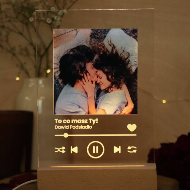 Podstawka LED ze zdjęciem i tytułem piosenki Spotify
