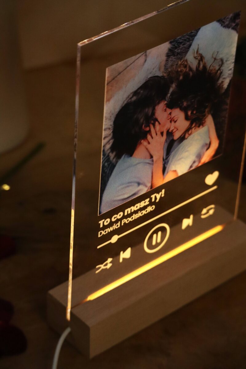 Podstawka LED ze zdjęciem i tytułem piosenki Spotify