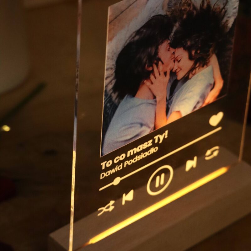 Podstawka LED ze zdjęciem i tytułem piosenki Spotify