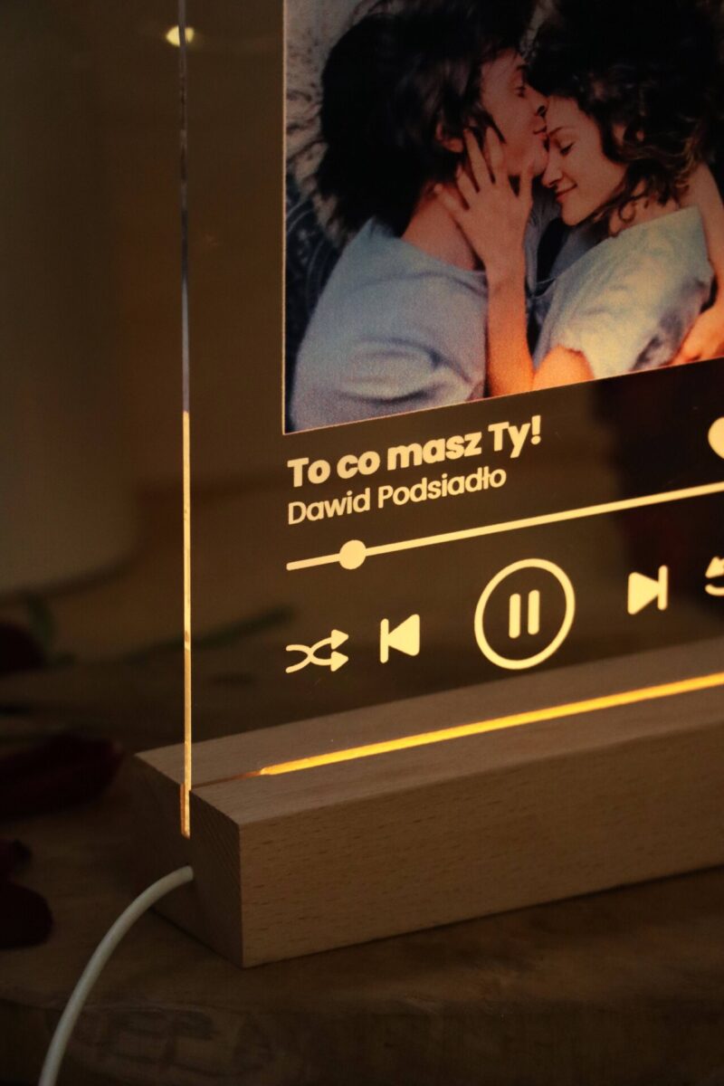 Podstawka LED ze zdjęciem i tytułem piosenki Spotify