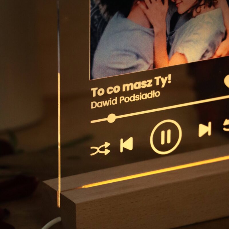 Podstawka LED ze zdjęciem i tytułem piosenki Spotify