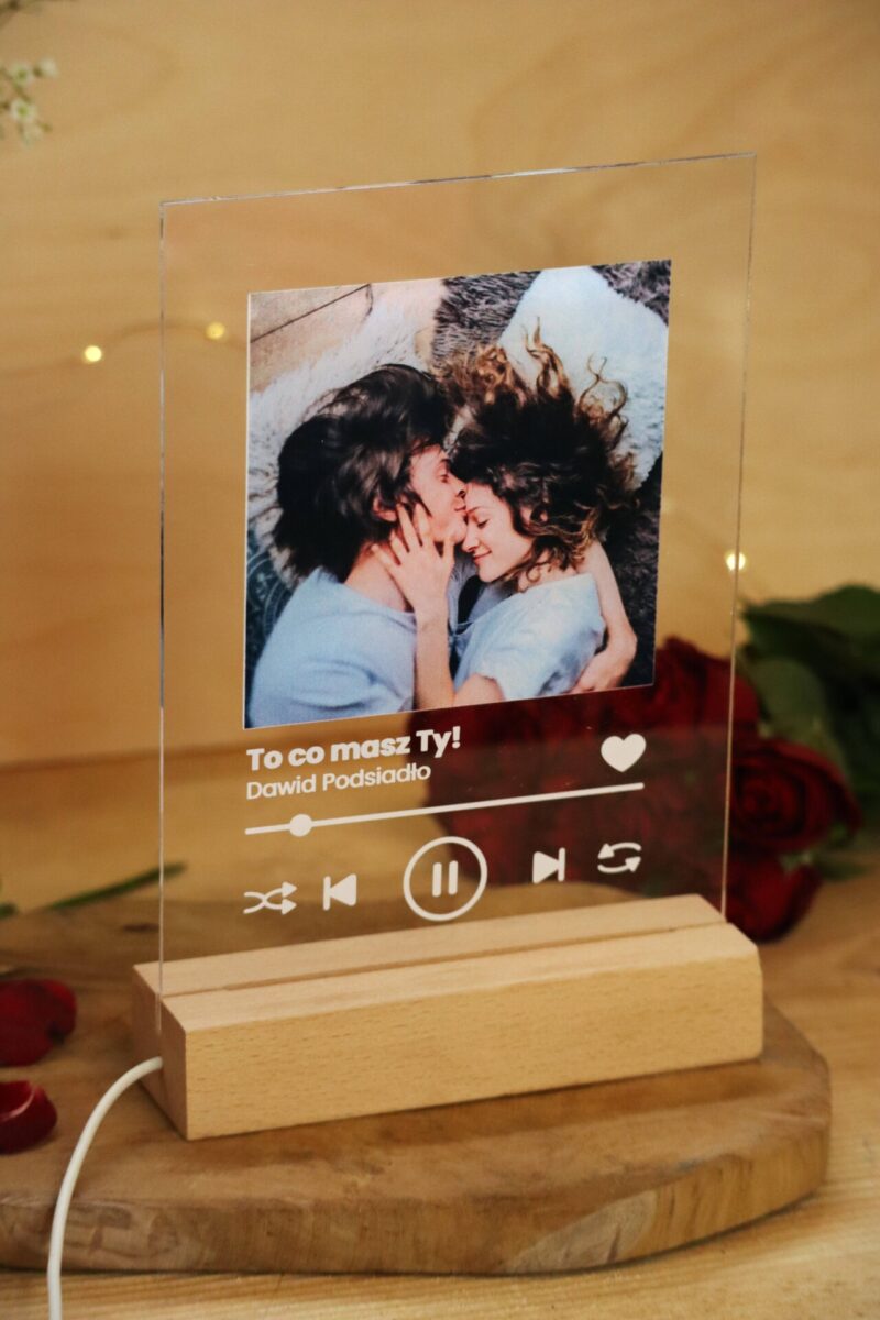 Podstawka LED ze zdjęciem i tytułem piosenki Spotify
