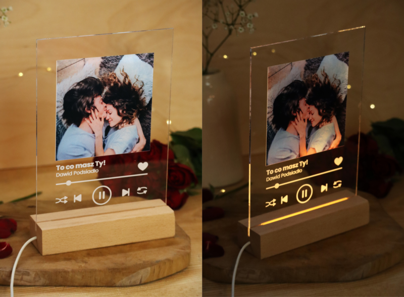 Podstawka LED ze zdjęciem i tytułem piosenki Spotify
