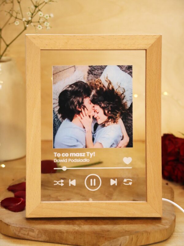 Ramka LED ze zdjęciem i tytułem piosenki Spotify