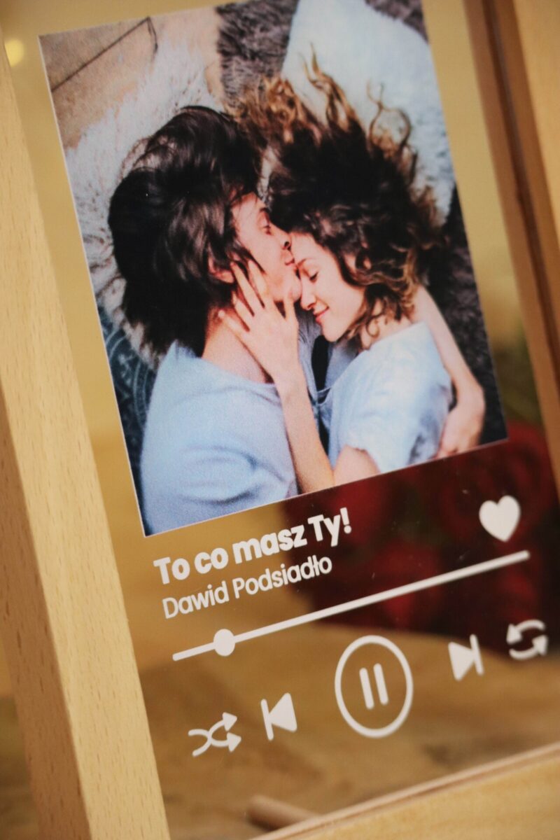 Ramka LED ze zdjęciem i tytułem piosenki Spotify