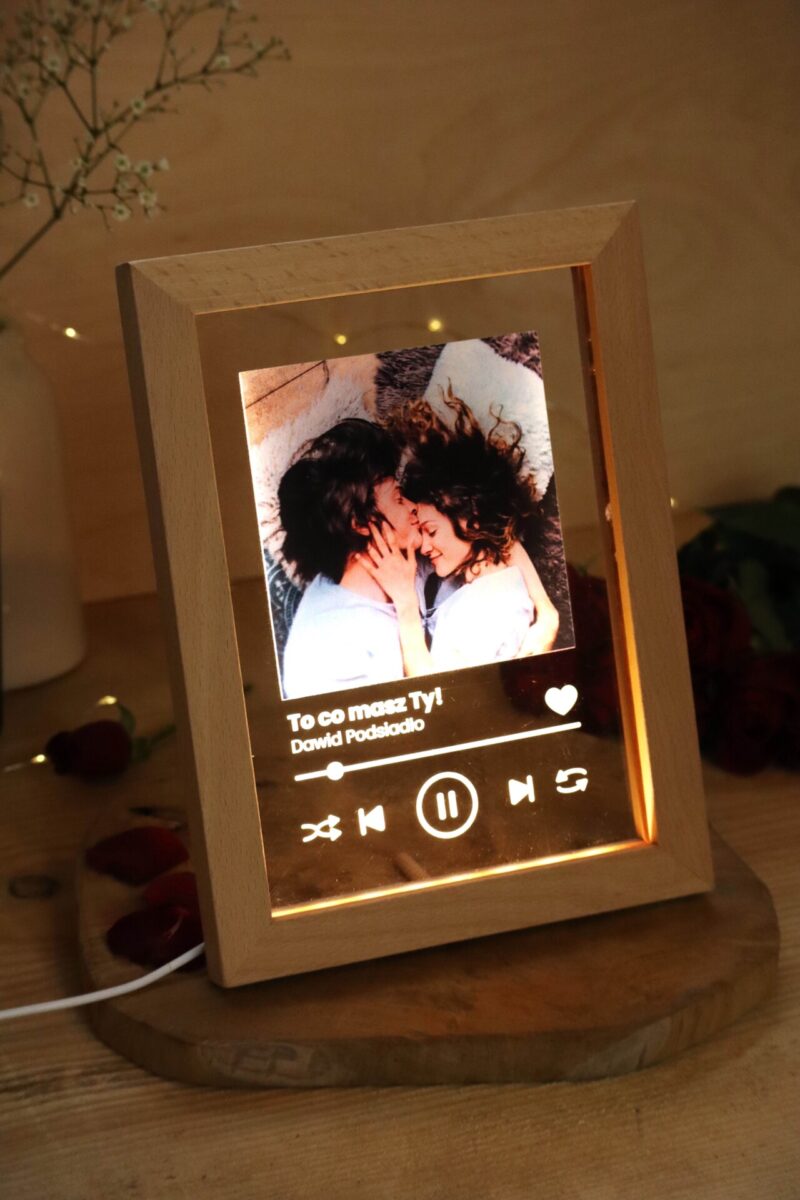 Ramka LED ze zdjęciem i tytułem piosenki Spotify