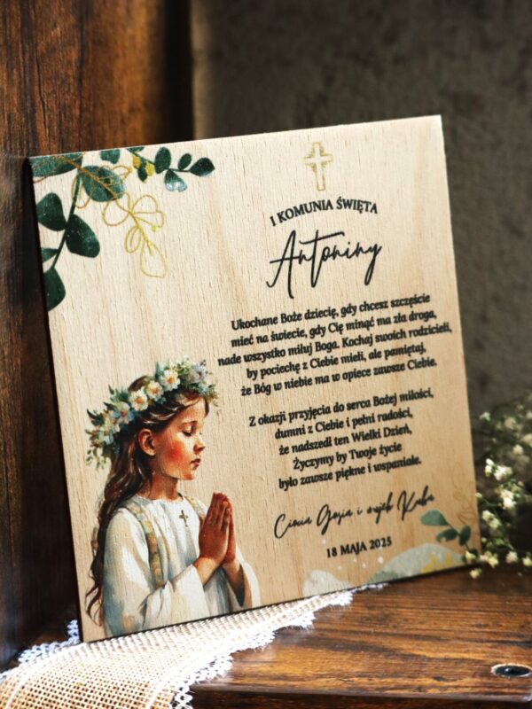 Drewniana kartka z nadrukiem na I Komunię Świętą