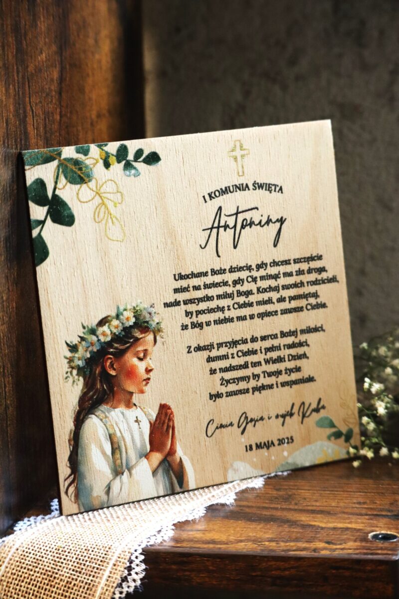 Drewniana kartka z nadrukiem na I Komunię Świętą